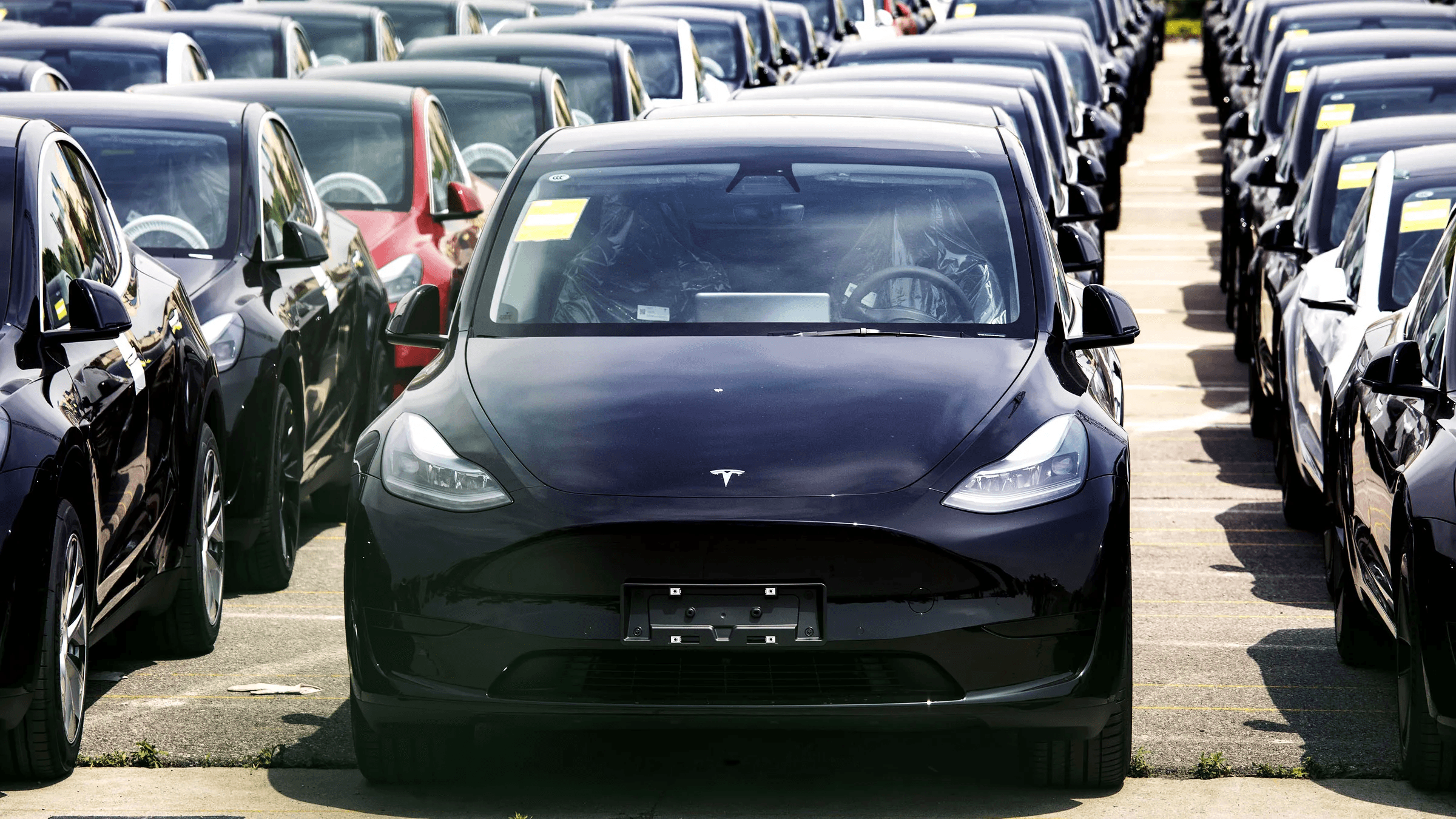 Foto de carro Tesla no trânsito